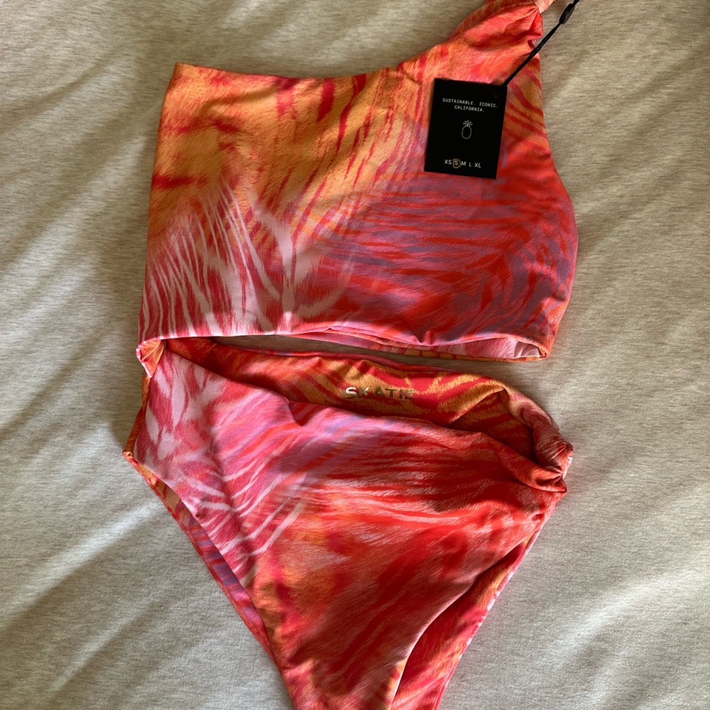 Stylish One-Shoulder Swimsuit in Red and Orange
